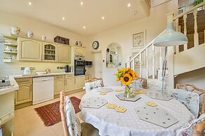 Muntham Holiday Apartments & Town House