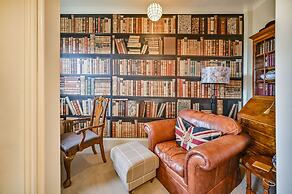 Muntham Holiday Apartments & Town House