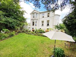 Muntham Holiday Apartments & Town House