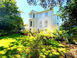 Muntham Holiday Apartments & Town House