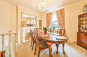 Muntham Holiday Apartments & Town House