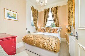 Muntham Holiday Apartments & Town House