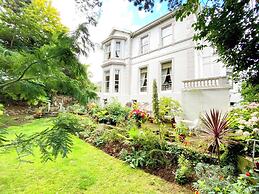 Muntham Holiday Apartments & Town House