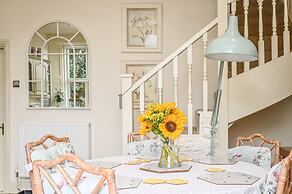 Muntham Holiday Apartments & Town House