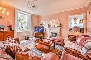 Muntham Holiday Apartments & Town House