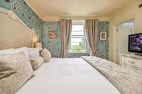 Muntham Holiday Apartments & Town House