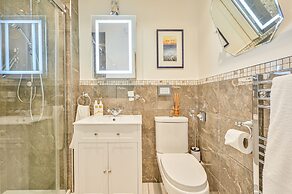 Muntham Holiday Apartments & Town House