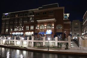 Hotel Indigo Naperville Riverwalk by IHG