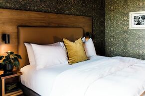 The Frances Modern Inn