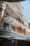 Vintage Hotel on French Boulevard