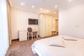 Vintage Hotel on French Boulevard