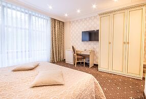 Vintage Hotel on French Boulevard