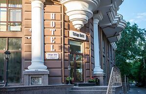 Vintage Hotel on French Boulevard