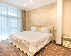 Vintage Hotel on French Boulevard