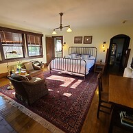 Four Mounds Inn