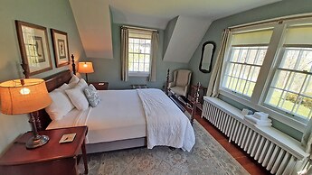 Four Mounds Inn
