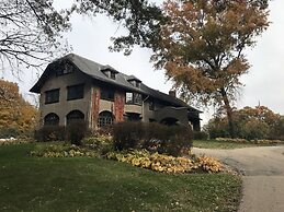 Four Mounds Inn