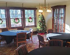 Four Mounds Inn