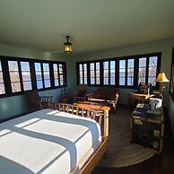 Four Mounds Inn