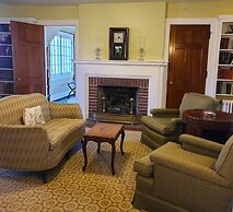 Four Mounds Inn