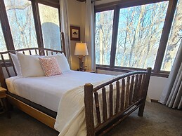 Four Mounds Inn