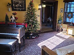 Four Mounds Inn