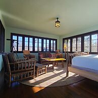 Four Mounds Inn