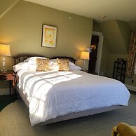 Four Mounds Inn