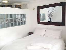 44 On Ennis Guest Lodge and Restaurant