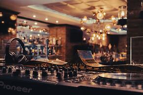 Victoria Cliff Hotel & Resort