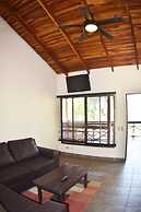 Casa Aura Beachfront Premium Hostel