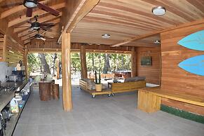 Casa Aura Beachfront Premium Hostel