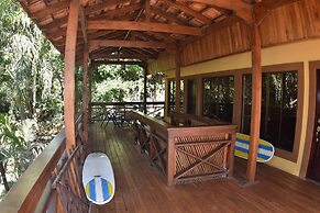 Casa Aura Beachfront Premium Hostel