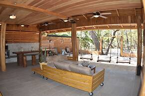 Casa Aura Beachfront Premium Hostel