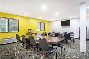 AmericInn by Wyndham Delafield-Waukesha-Milwaukee