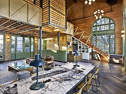 Cavalry Court, by Valencia Hotel Collection