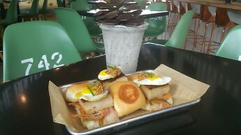 Cavalry Court, by Valencia Hotel Collection