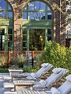 Cavalry Court, by Valencia Hotel Collection