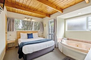 Cottage Mews Motel