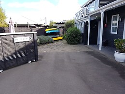 Cottage Mews Motel