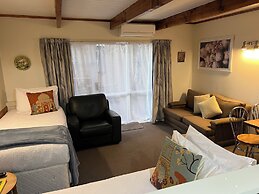 Cottage Mews Motel