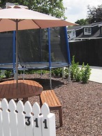 Cottage Mews Motel