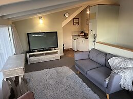 Cottage Mews Motel