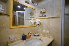 Harman Cave Hotel