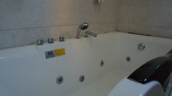 Gumare Executive Lodge