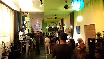 PODs The Backpackers Home & Cafe