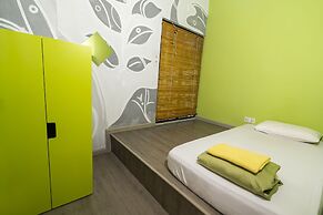 PODs The Backpackers Home & Cafe