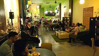 PODs The Backpackers Home & Cafe