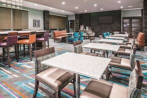 La Quinta Inn & Suites by Wyndham Dallas Grand Prairie North