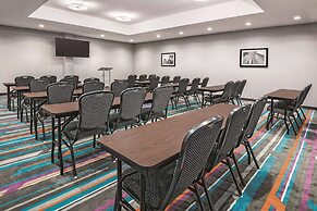 La Quinta Inn & Suites by Wyndham Dallas Grand Prairie North